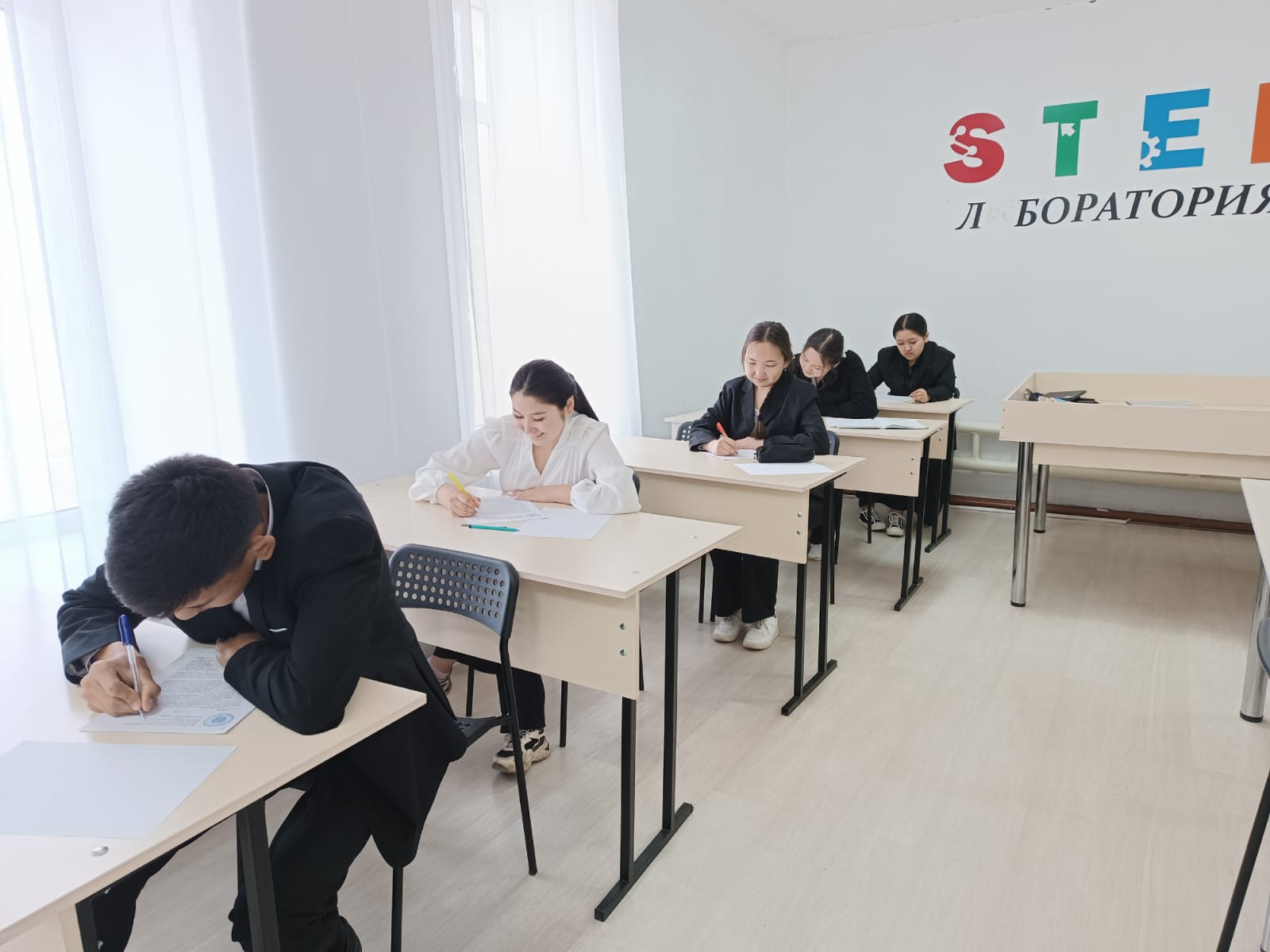11-сыныпта қазақ тілі пәнінен алғашқы мемлекеттік емтихан өтті