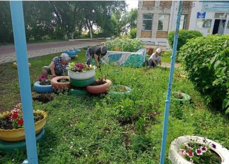 Қарой жалпы білім беретін мектебінде жаз мезгілінде абаттандыру жұмыстары жүргізілуде.