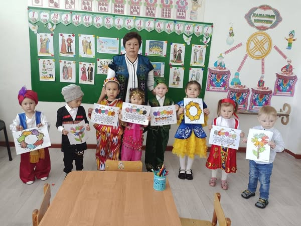 М. Дулатұлы атандағы ЖББМ жанындағы «Айгөлек» шағын орталығында «Достық пен ынтымақ-береке бастауы» атты тақырыбы бойынша тәрбиеленуші бүлдіршіндермен бірге мекеркемізді атап өттік. Мақсаты: Балаларға 1 – мамыр Қазақстан халықтар бірлігі күні мерекесі е