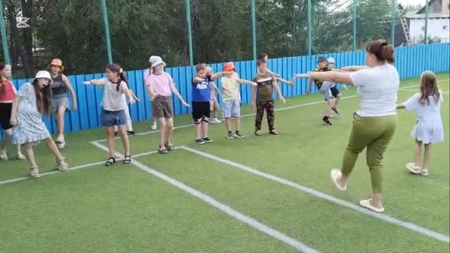 В пришкольном лагере прошёл яркий и весёлый флешмоб с эстафетами «На зарядку становись!»
