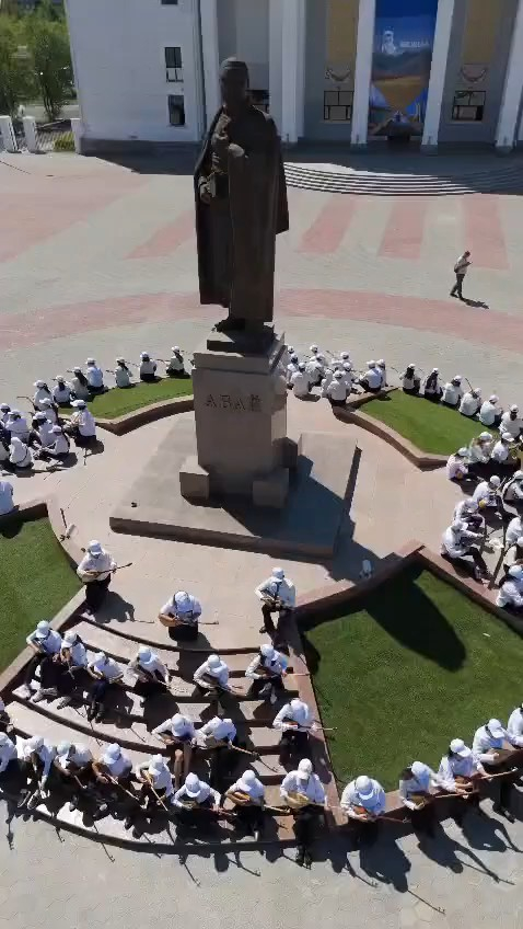 180 жителей города Абай и района вышли сегодня на центральную площадь с домбрами в руках, чтобы выразить глубокое уважение к наследию Великого Абая.