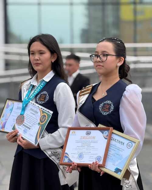 Қарағанды қаласындағы келешек мектептердің бірінде аттестат тапсыру сәттері: салтанатты әрі жылы атмосферада түлектер мектепті аяқтағаны туралы аттестаттарын алды.