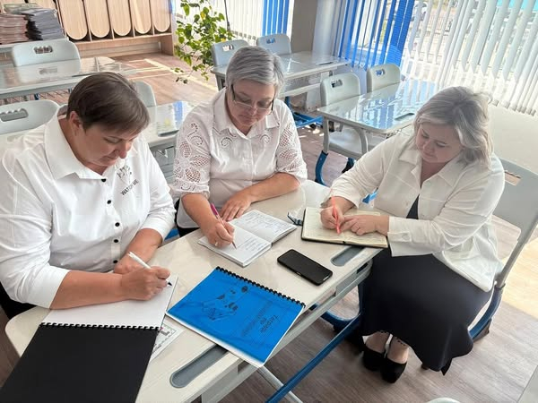 Школьное методическое объединение начальных классов КГУ «ОШ(РЦ) имени Ыбырая Алтынсарина» провело  свое первое заседание. На повестке дня были рассмотрены следующие вопросы: