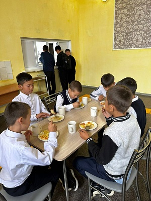 Мектебімізде әлеуметтік қолдау шаралары аясында оқушыларды тегін тамақтандыру ұйымдастырылған.
