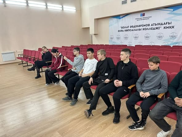 Жұмысшы мамандықтар жылын өткізудегі іс-шаралар жоспары аясында кәсіби бағдарлау жұмысын дамыту маңызды рөл атқарады, әсіресе техникалық және кәсіби білім беру саласында.