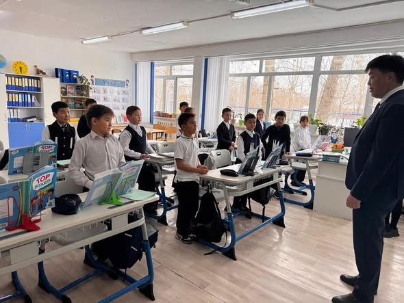 2025 жылғы 4 қараша күні біздің мектепке Нұра ауданының білім беру бөлімінің басшысы Такишев Дархан Жанболатұлы келді.