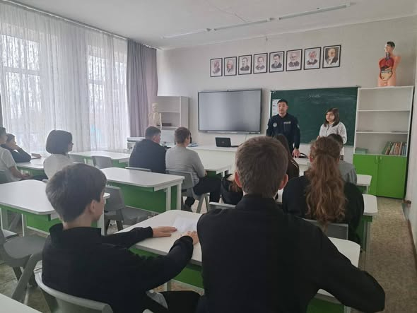 Встреча старшеклассников с участковым инспектором полиции села Тассуат Садык Р.Б.