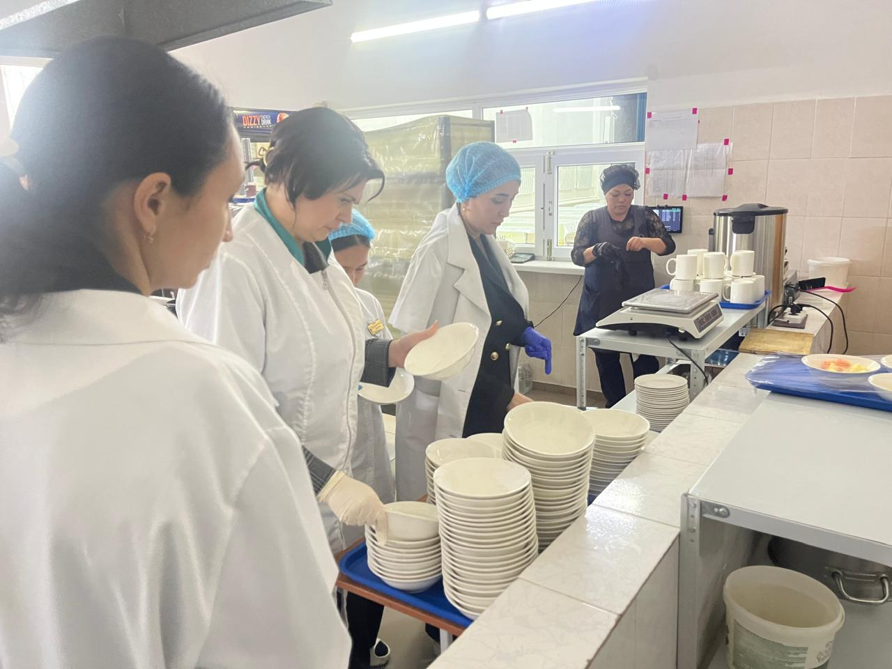 Ш. Уәлиханов атындағы мектеп-гимназияда тұрақты негізде оқушыларды қауіпсіз, толыққанды және теңдестірілген тағамдармен қамтамасыз етуге бағытталған тамақтану сапасына жүйелі мониторинг жүргізіледі. Бақылау қызметі білім беру ұйымының санитарлық талаптары