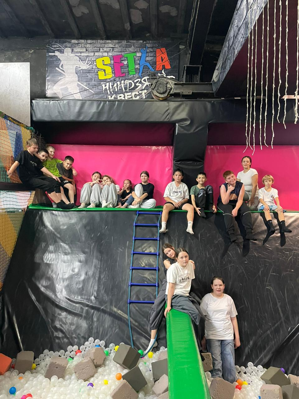 6В күзгі демалыс кезінде сынып “Ниндзя квест” батут орталығында тамаша уақыт өткізді!