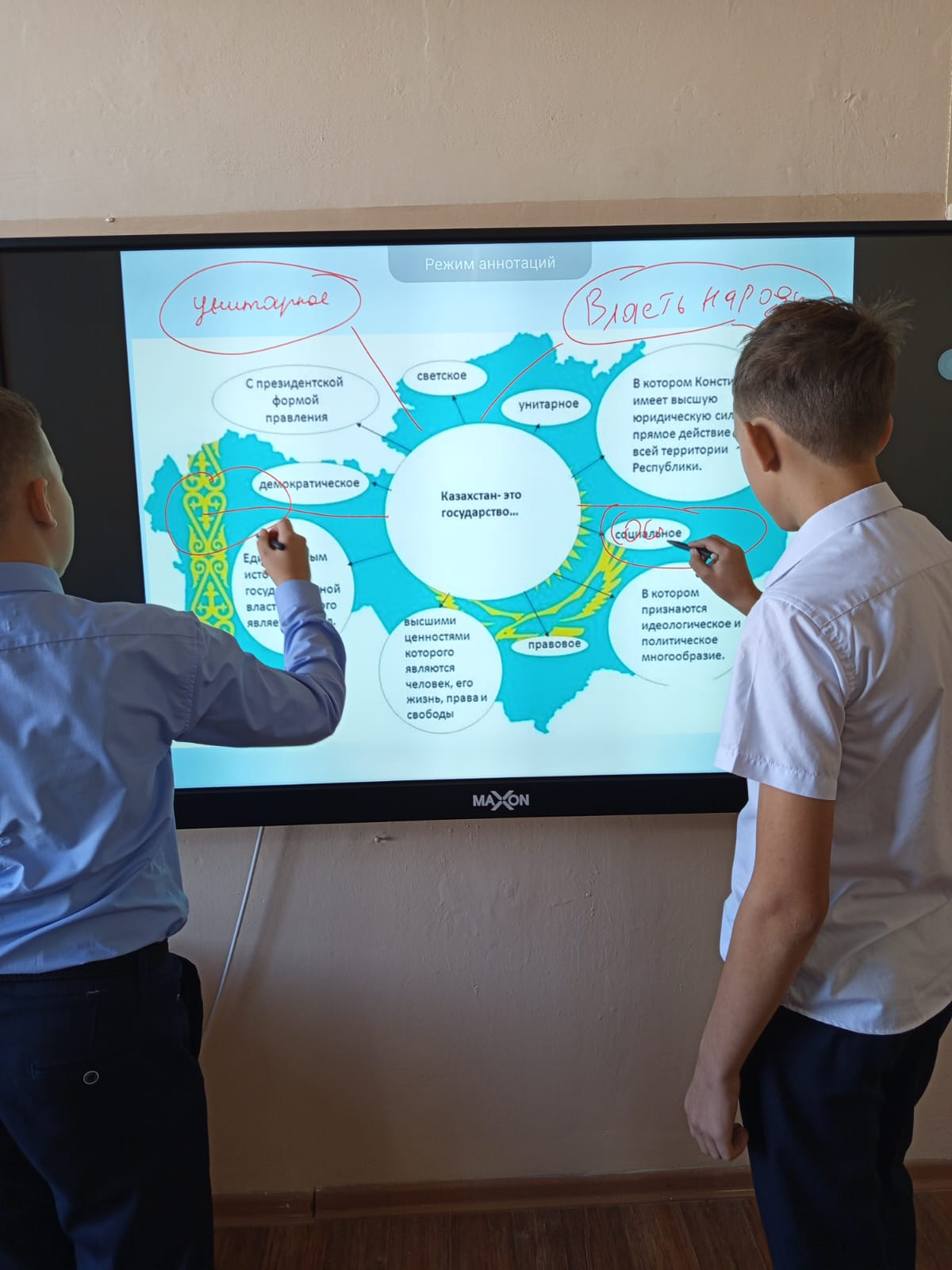 В КГУ «Школе-гимназии имени Шокана Уалиханова» прошел урок истории: «Становление Республики» среди учащихся 7-8 классов. Приуроченный к празднованию Дня Республики Казахстан. Учащиеся познакомились с основными этапами становления Республики Казахстан. Раз