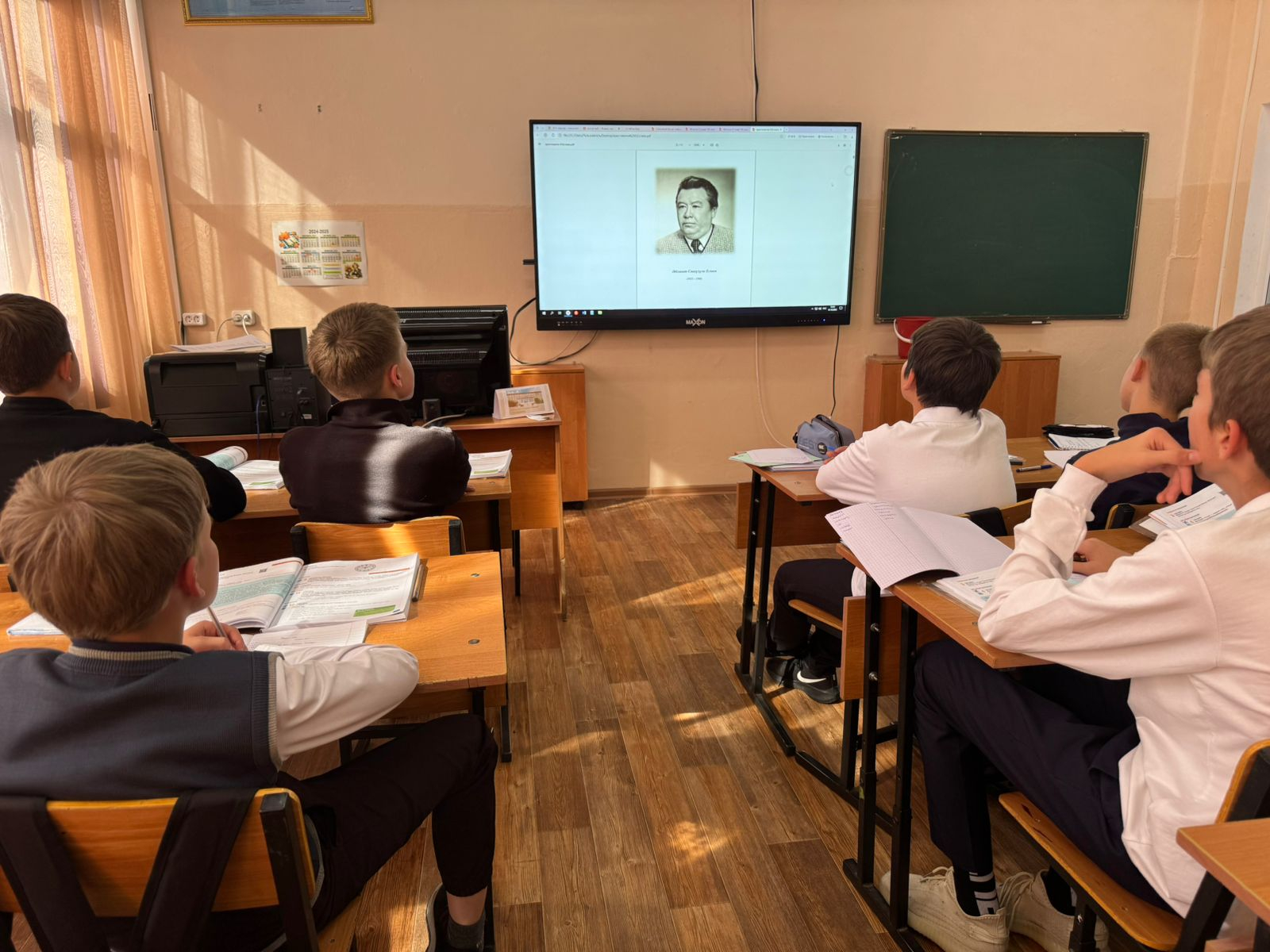 В честь 100-летия со дня рождения Әбілахата Еспаева, известного композитора и автора музыки Государственного гимна Республики Казахстан, в 7 классе прошёл тематический урок.