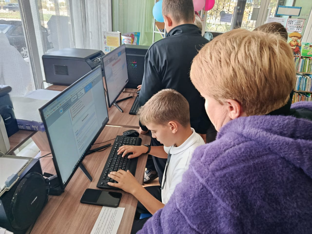 В рамках месячника библиотечной культуры ученики седьмого класса школы-гимназии им. Ш. Уалиханова окунулись в мир современных технологий, не выходя из библиотеки. Сотрудник детской библиотеки-филиала №13 представила ребятам обновлённый сайт Шахтинской ЦБС