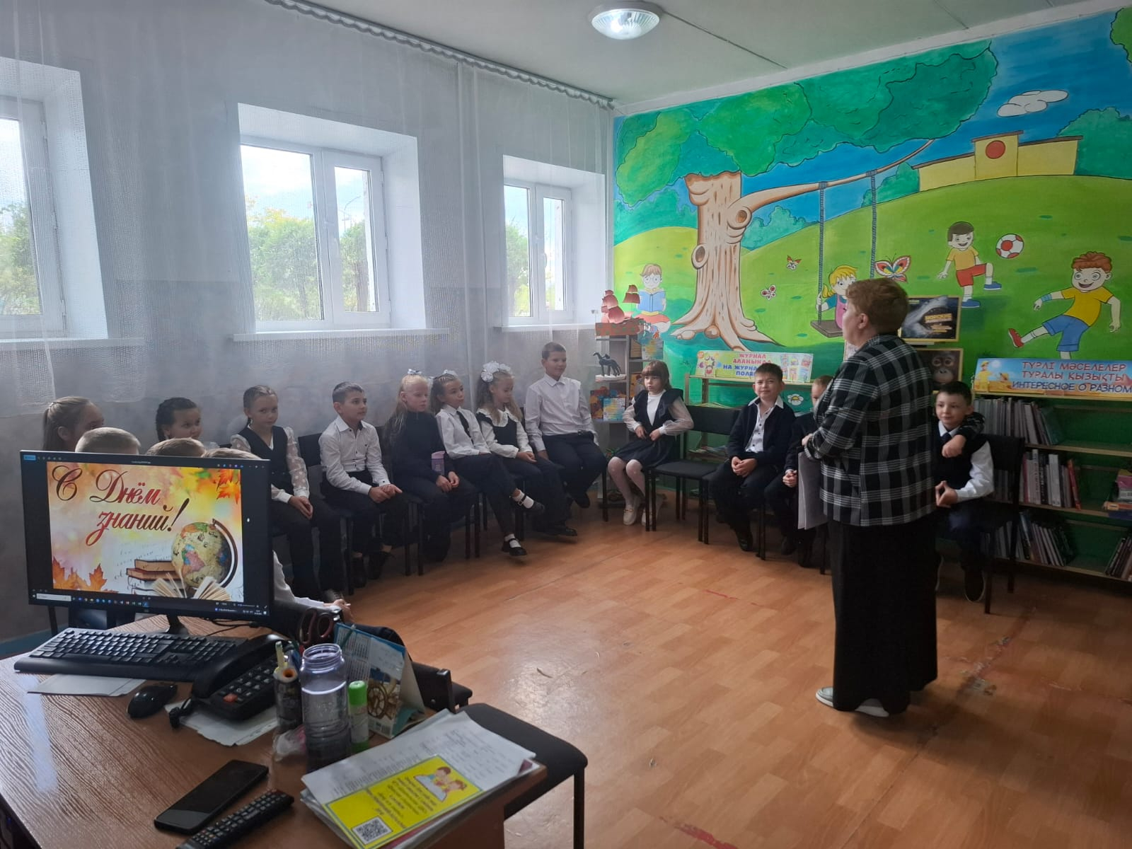 2 сентября, 4 «А» класс посетил городскую библиотеку, где для ребят прошёл увлекательный праздник «Всезнайка», посвящённый Дню знаний.