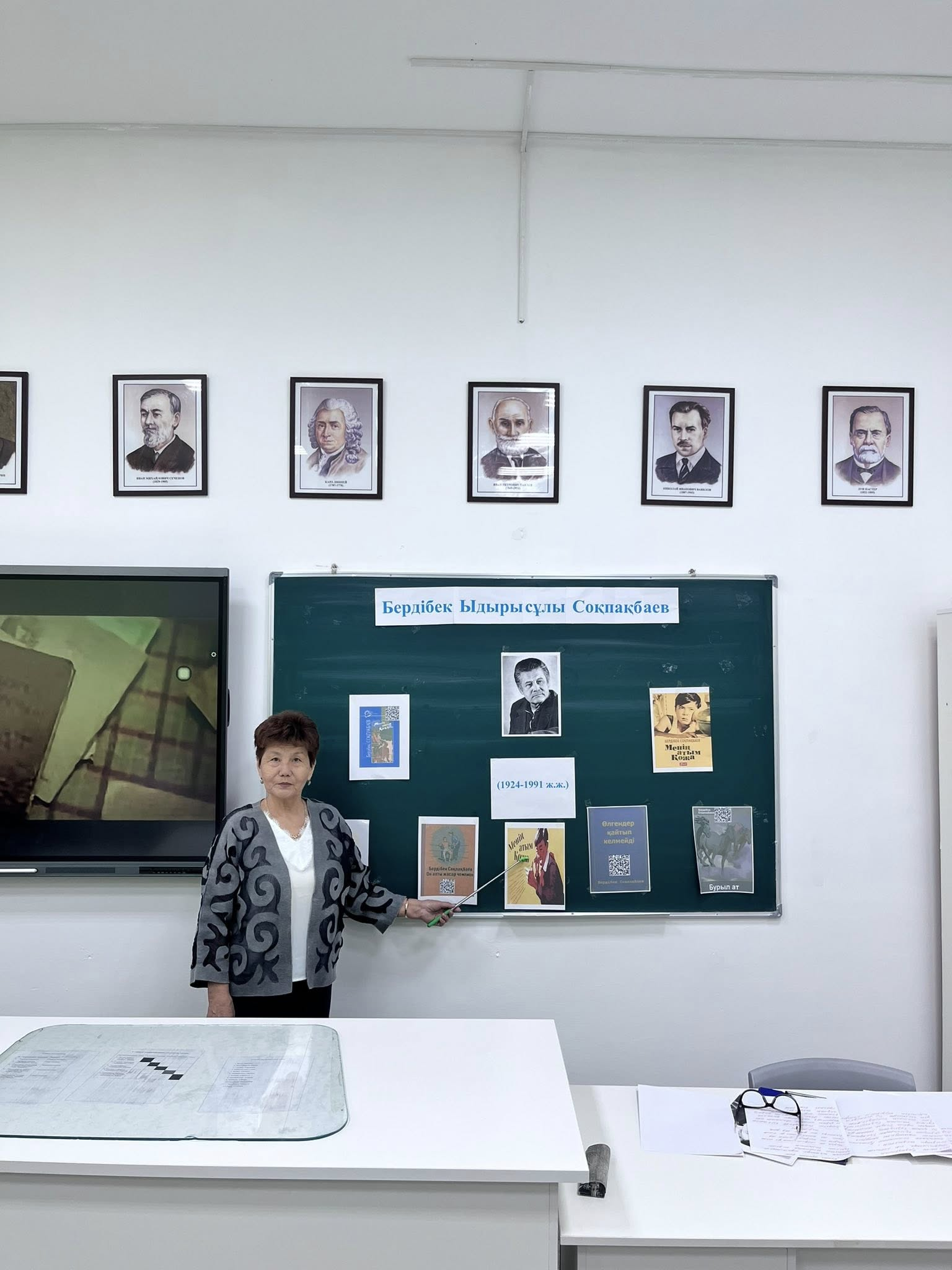 Міржақып Дулатұлы атындағы ЖББМ-де «Кітап оқитын ұлт» жобасы аясында педагогтерге Бердібек Соқпақбаевтың «Менің атым Қожа» шығармасының мазмұнына қысқаша шолу жасалды. Іс-шараны бастауыш сынып мұғалімі Темирбекова Майрагүл Жакишевна өткізді. Шолу барысынд