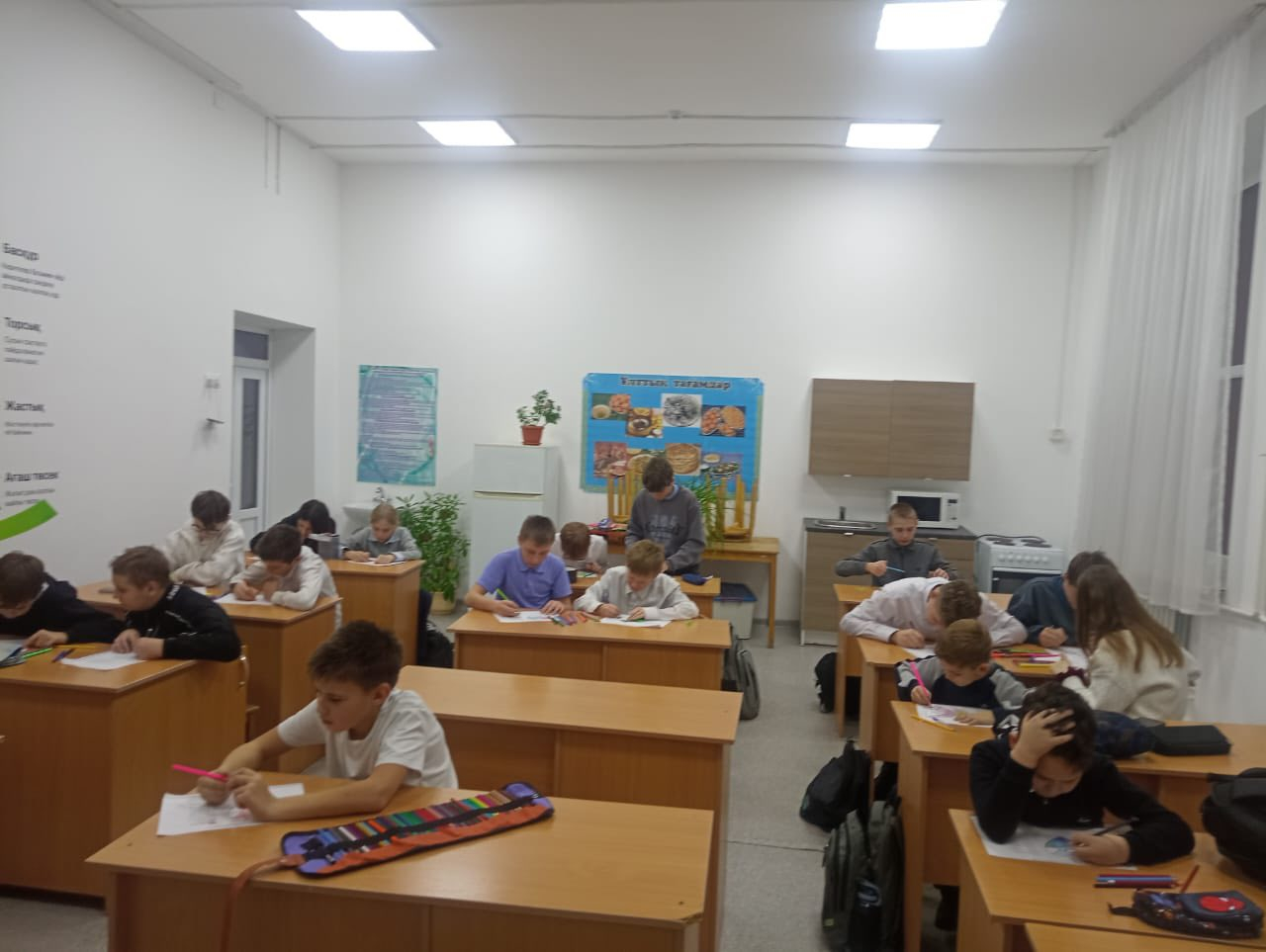 Міржақып Дулатұлы атындағы ЖББМ «Гендерлік зорлық-зомбылыққа қарсы 16 күн белсенді іс-әрекет» республикалық акциясы аясында 3 желтоқсан күні мектеп оқушыларымен «Жүрегіңді түстермен толтыр» тақырыбында арт-терапия сабағы өткізілді. Мақсаты: оқушылардың эм