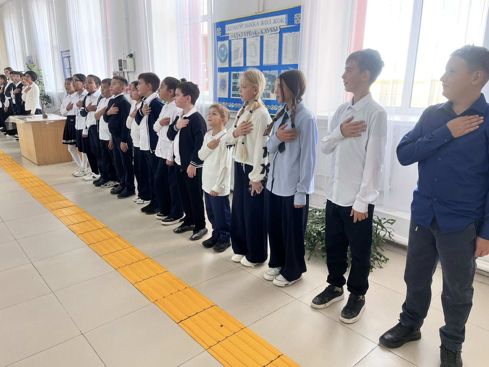 Әр дүйсенбі күні саптық жиын барысында Міржақып Дулатұлы атындағы ЖББМ оқушылары Қазақстан Республикасының Мемлекеттік Гимнін орындайды.   Гимн орындау арқылы оқушылардың отансүйгіштік сезімі қалыптасып, мемлекеттік рәміздерге деген құрметі арта түседі.