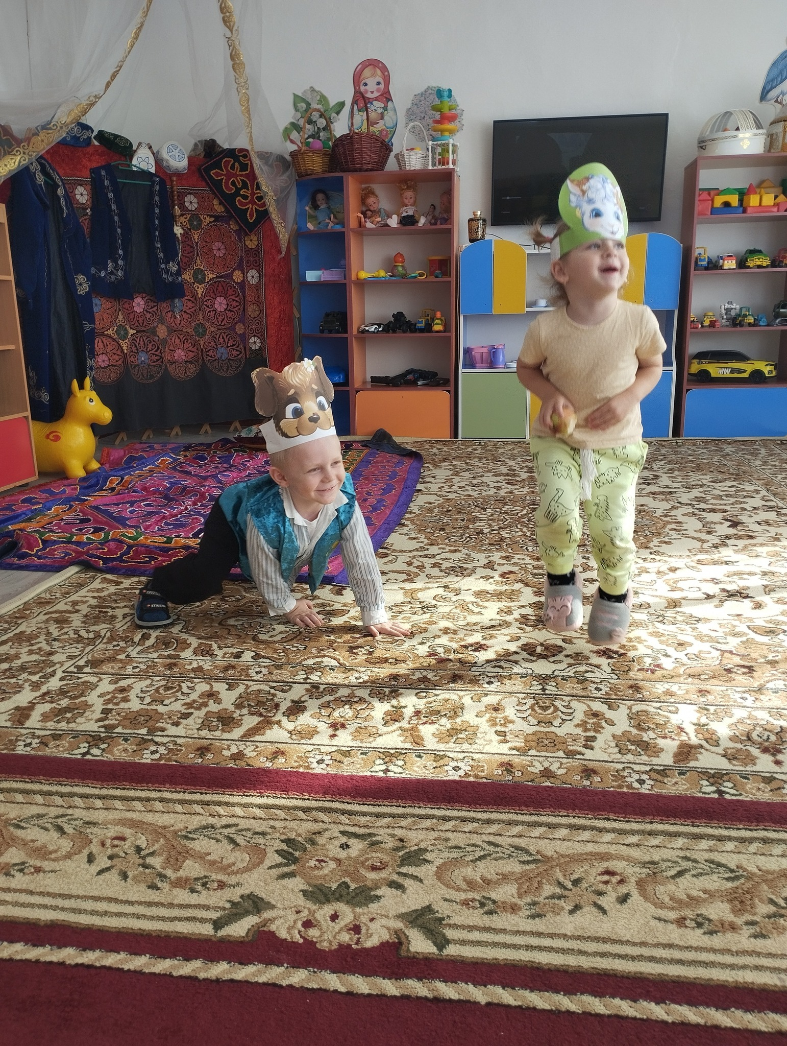 «Тілге бойлау бойлау»  жобасы бойынша балаларға ертегіні оқып бере отырып,  өздеріне сахыналату.  Ертегіні сахналау мақсаты (балабақшаға): Ертегіні сахналау – мектепке дейінгі жастағы балалардың жан-жақты дамуына ықпал ететін өте тиімді әдіс. Оның негізгі