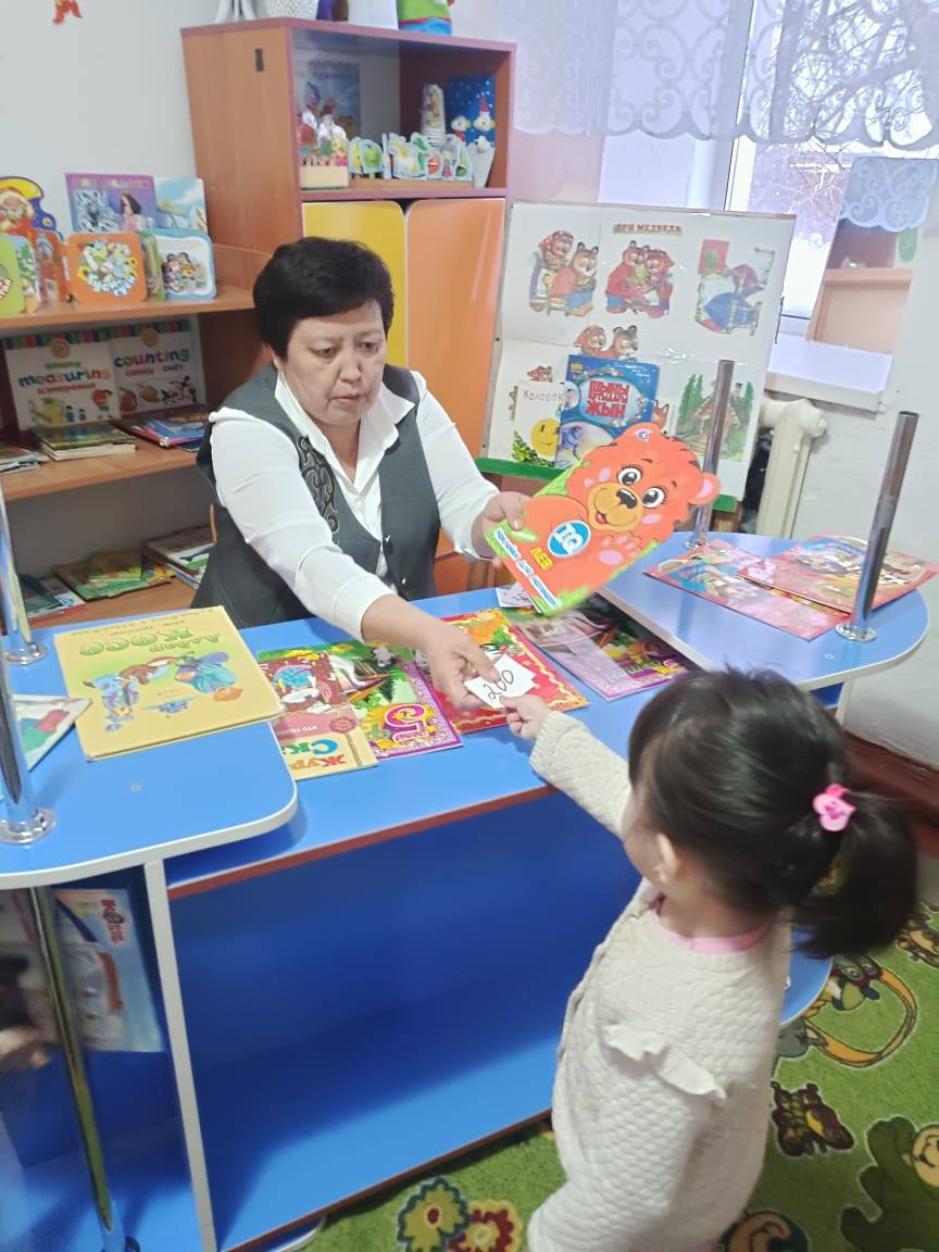 М. Дулатұлы атандағы ЖББМ жанындағы «Айгөлек» шағын орталығында «Кітаппен бақытты балалық» атты  оқу сауаттылық апталығы бойынша бірінші күні «Кітаптар мемлекетіне саяхат» тақырыбы алынып, музыка жетекшісі Б.Адьят пен тәрбиеленушілер көңіл көтеру флешмобы