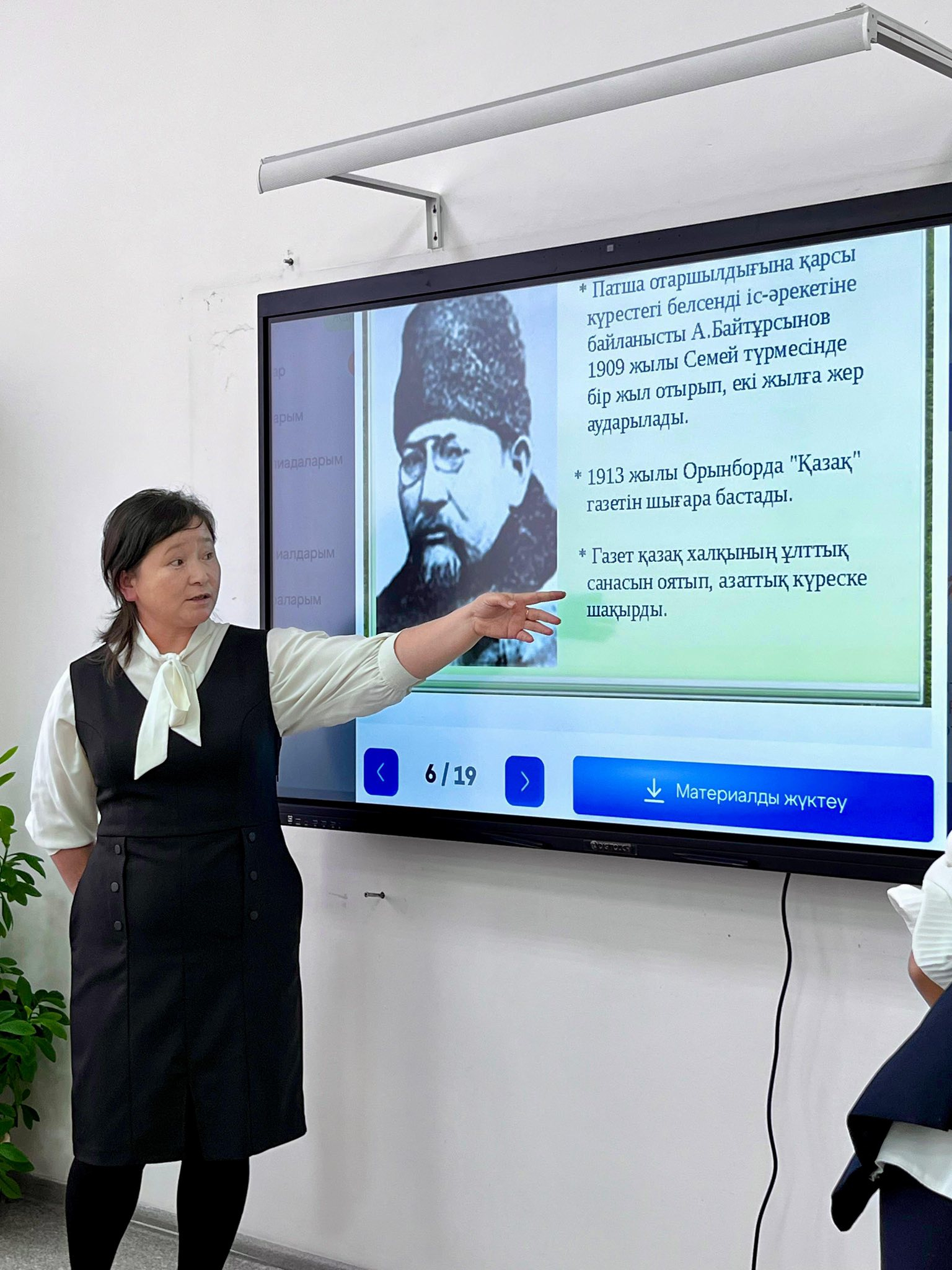 «Тарих толқынында» тарихи сауаттылық апталығы аясында 8-10 сынып оқушылары арасында «Ахмет Байтұрсынов- ұлы халықтың, ұлы перзенті» атты сынып сағаты өткізілді. Мақсаты: Ахмет Байтұрсыновтың шығармашылығы, кітаптары, ғылыми еңбектері туралы мағлұмат беру.