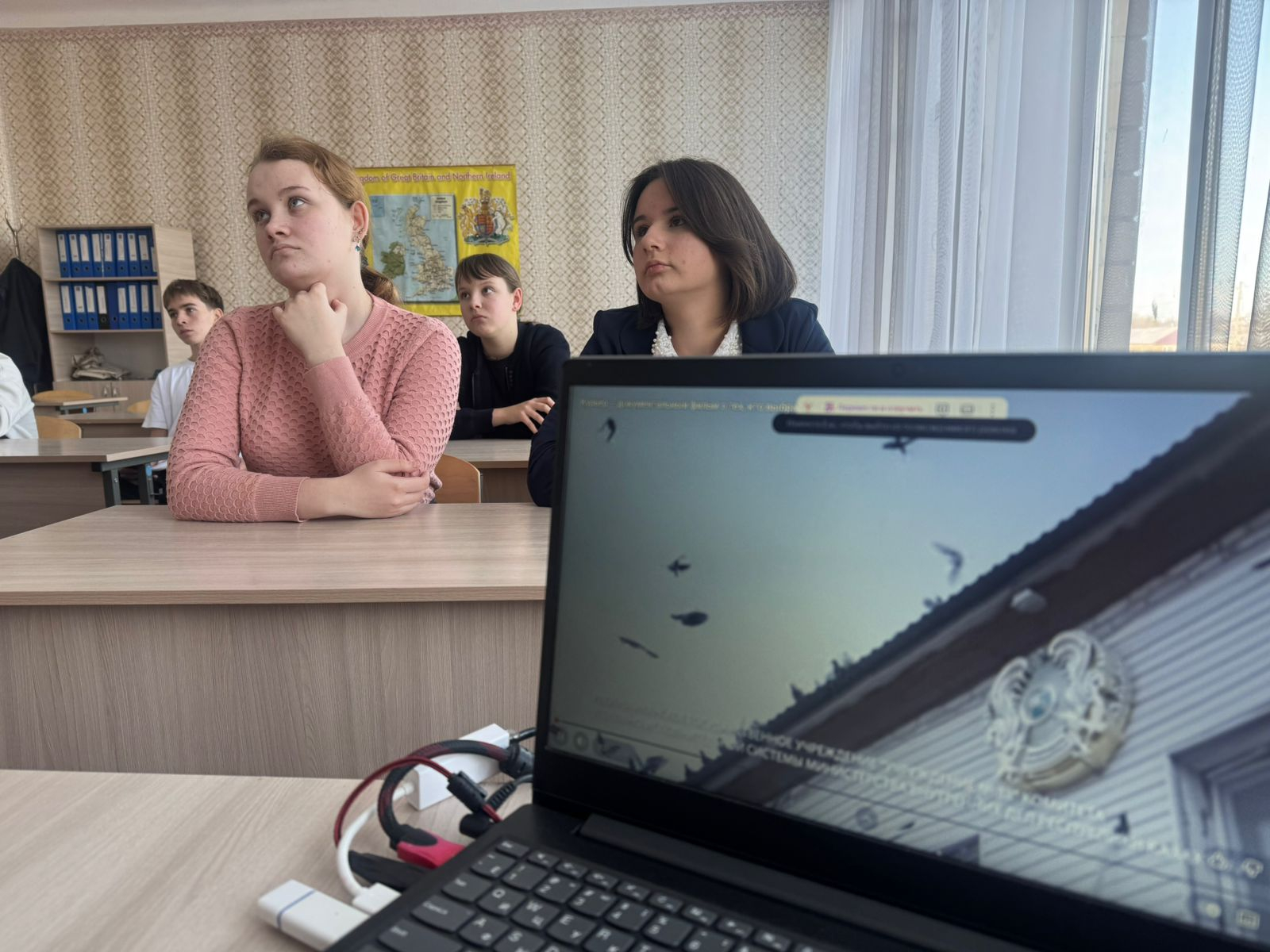 Просмотр документальных видеороликов, посвящённых вопросам безопасности, профилактике правонарушений и формированию ответственного поведения среди подростков.