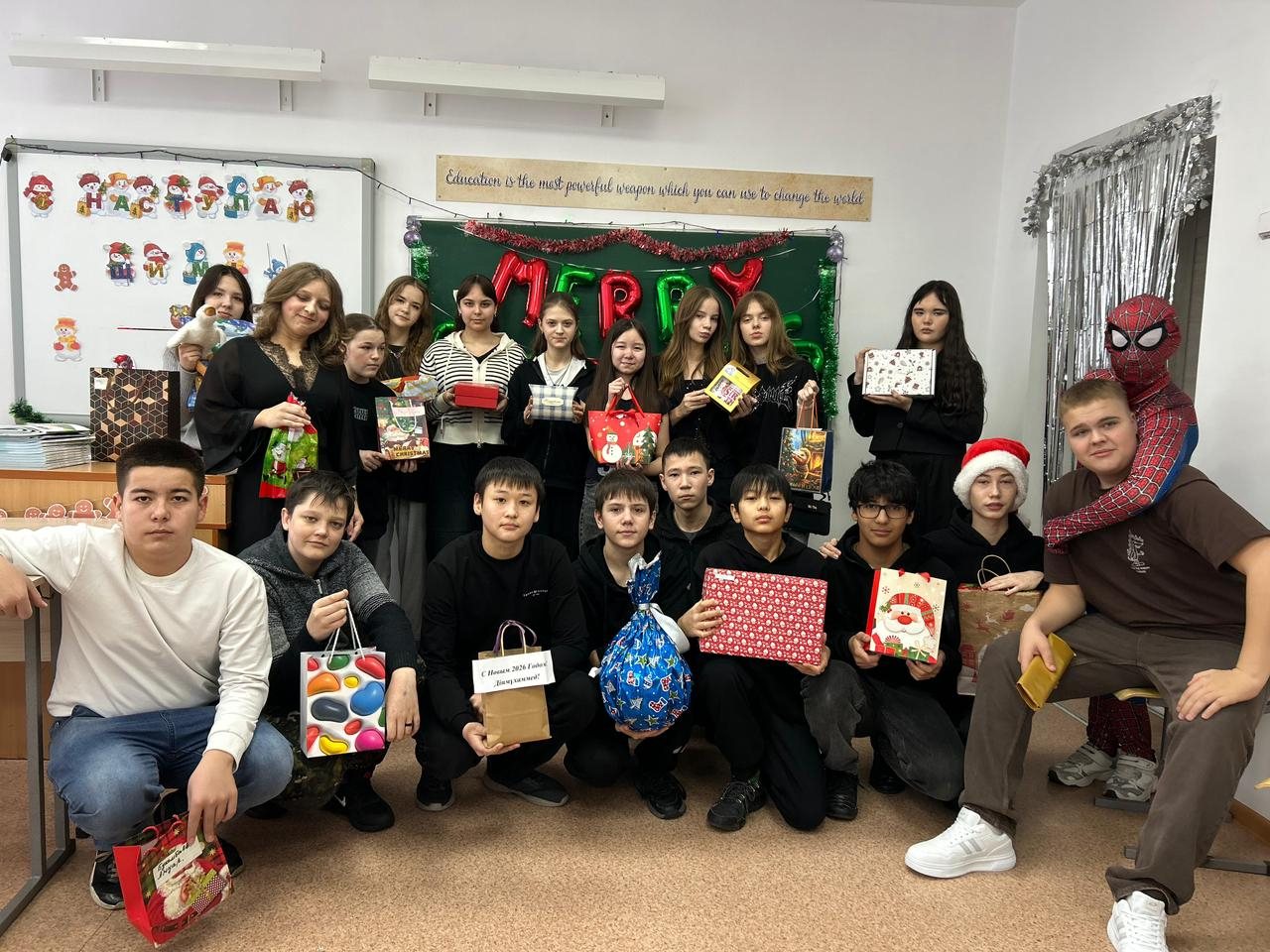 2025 жылғы 25 қаңтарда Қасым Аманжолов атындағы мектепте орта және жоғары буын оқушылары арасында Жаңа жылдық бал-маскарадтар өтті