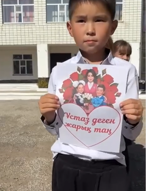 Сегодня в нашей начальной школе вожатая вместе с ребятами подготовила тёплые поздравления для учителей.