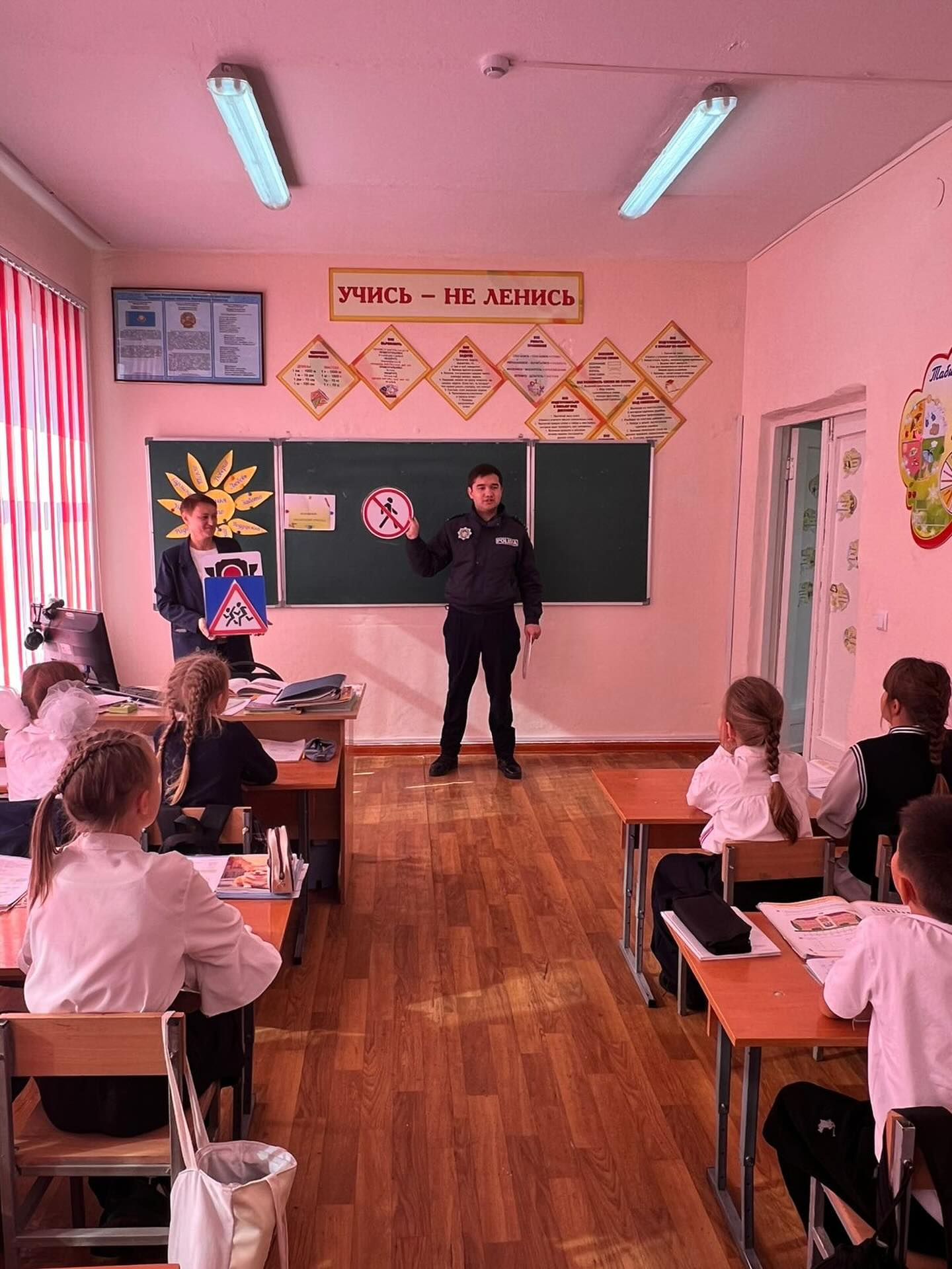 Мы знакомимся с дорожными знаками