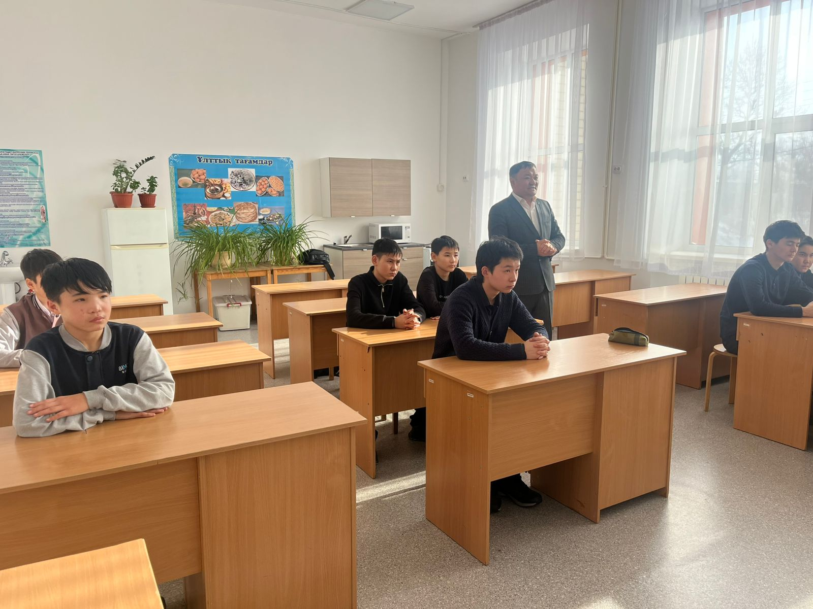 «Жирен жаман әдеттен» тақырыбында Даналық клубының кезекті отырысы өтті. Кездесу барысында жаман әдеттердің адам өміріне тигізер кері әсері, олардан арылудың жолдары және саналы таңдау жасаудың маңызы сөз болды. Қатысушылар өз ойларымен бөлісіп, өмірлік т