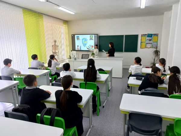 03.02 күні 6 А сыныбында «Цифрлық әлемде қауіпсіз қадам» атты сынып сағаты өткізілді.