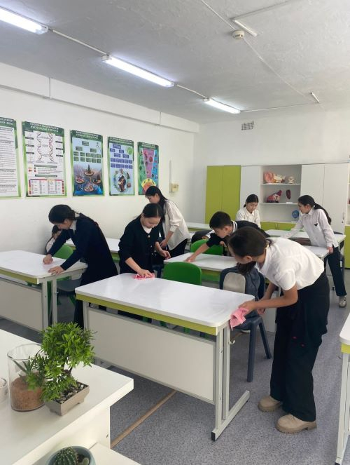 В рамках экологической акции «Чистый Казахстан» школьники убрали свои классные комнаты.