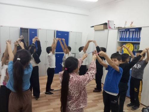 Бірлесе әрекет етуді және командада жұмыс істеуді үйренеміз