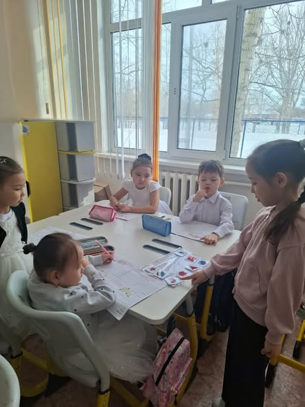 «Қамқор» жобасы аясында 2 «А» сынып оқушылары даярлық тобына қамқорлық көрсетті.