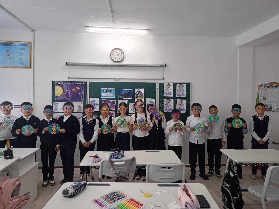 Бүгін мектебімізде 12 сәуір — Ғылым қызметкерлері күні және Дүниежүзілік авиация мен космонавтика күніне орай танымдық сынып сағаты өтті