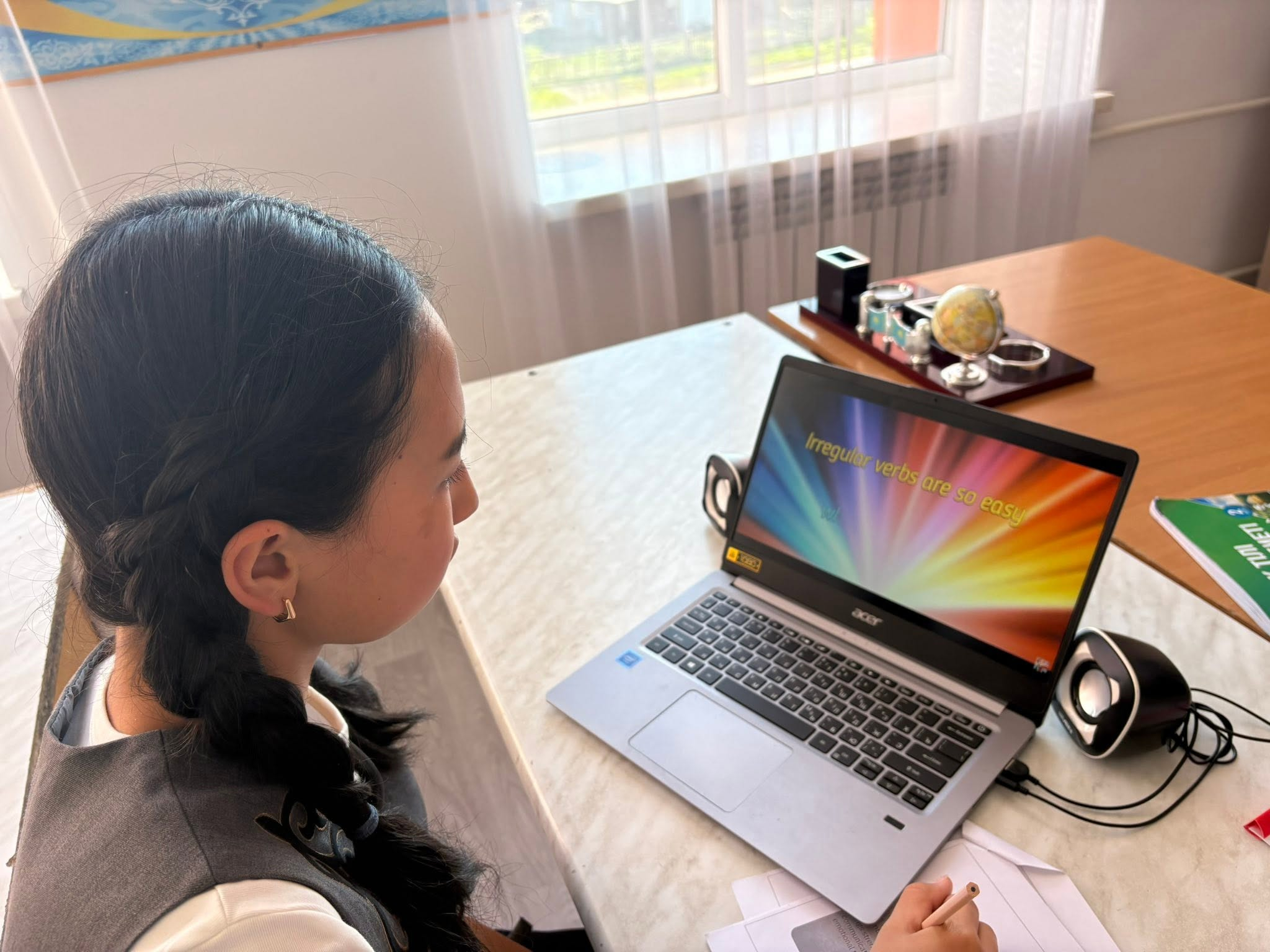 ????7-сынып оқушысы Рзық Ұлмекен «Learning English grammar by using songs» тақырыбымен «Зерде» жобасы аясында зерттеу жұмыстарын жүргізіп жатыр. ✨Бұл ғылыми жоба ағылшын тілін үйренуде оқушылардың грамматикалық білімін дамыту құралы ретінде әндерді қолдан