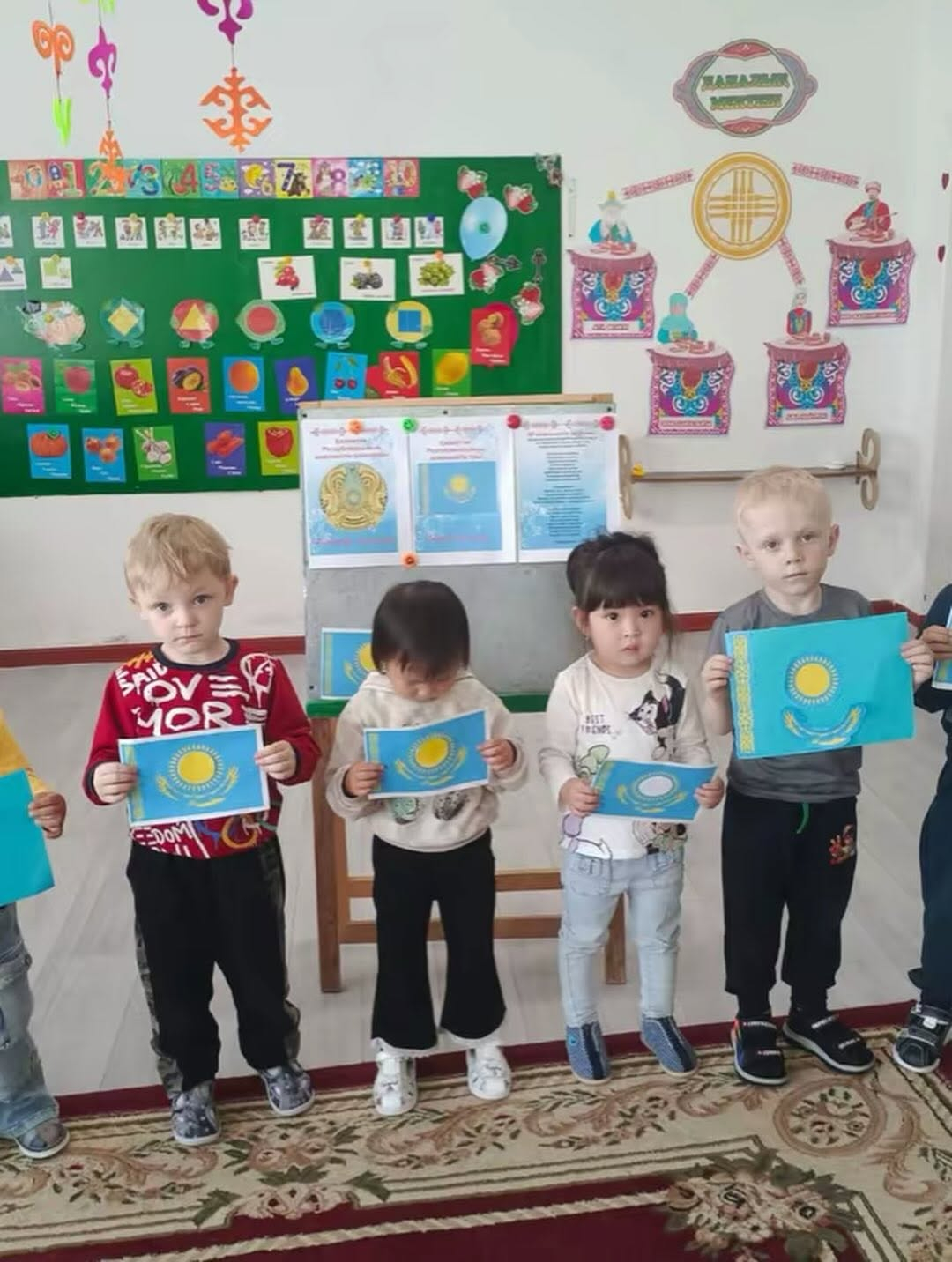4 маусым – Қазақстан Республикасының Мемлекеттік рәміздері күніне орай Міржақып Дулатұлы атындағы ЖББМ  «Айгөлек» шағын орталығында  тақырыптық мерекелік іс-шара өтті. Балалардың бойында отансүйгіштік сезімді ұялатып, Мемлекеттік Ту, Елтаңба және Әнұранға