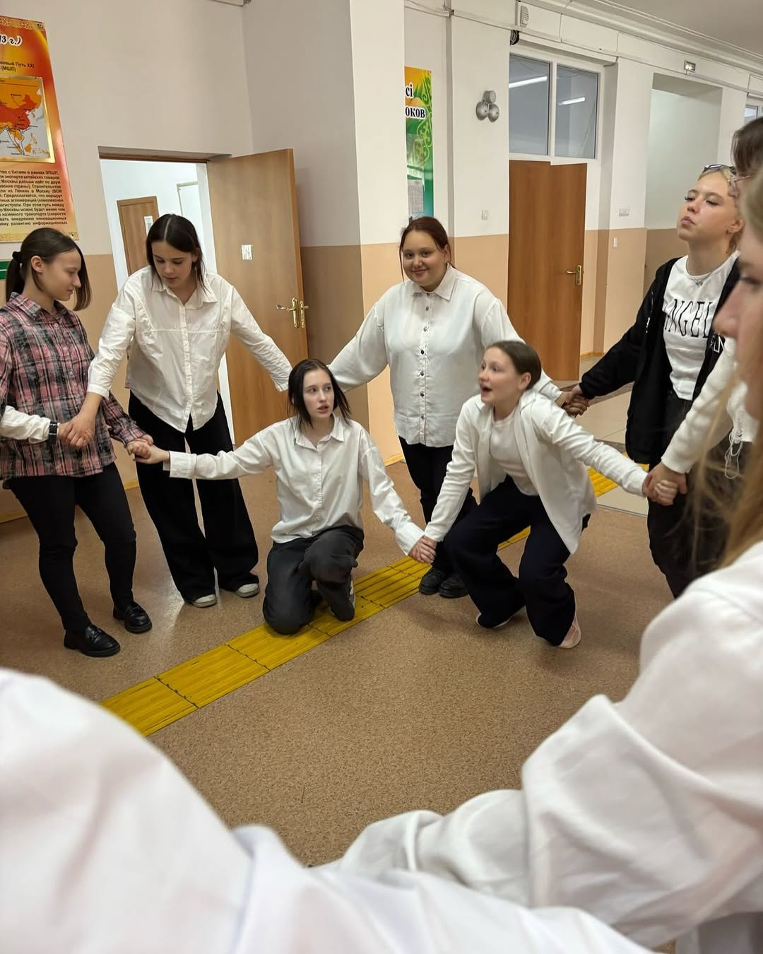 Классный час в 8 Б классе начался с короткой беседы с ребятами о том, как важно быть сплочённой командой.