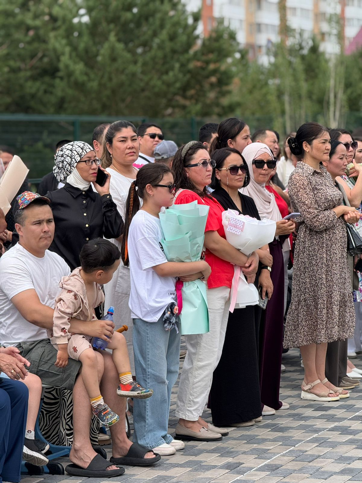 Кадры вручения аттестатов в одной из комфортных школ города Караганды: в торжественной и тёплой атмосфере выпускники получают аттестаты об окончании школы.