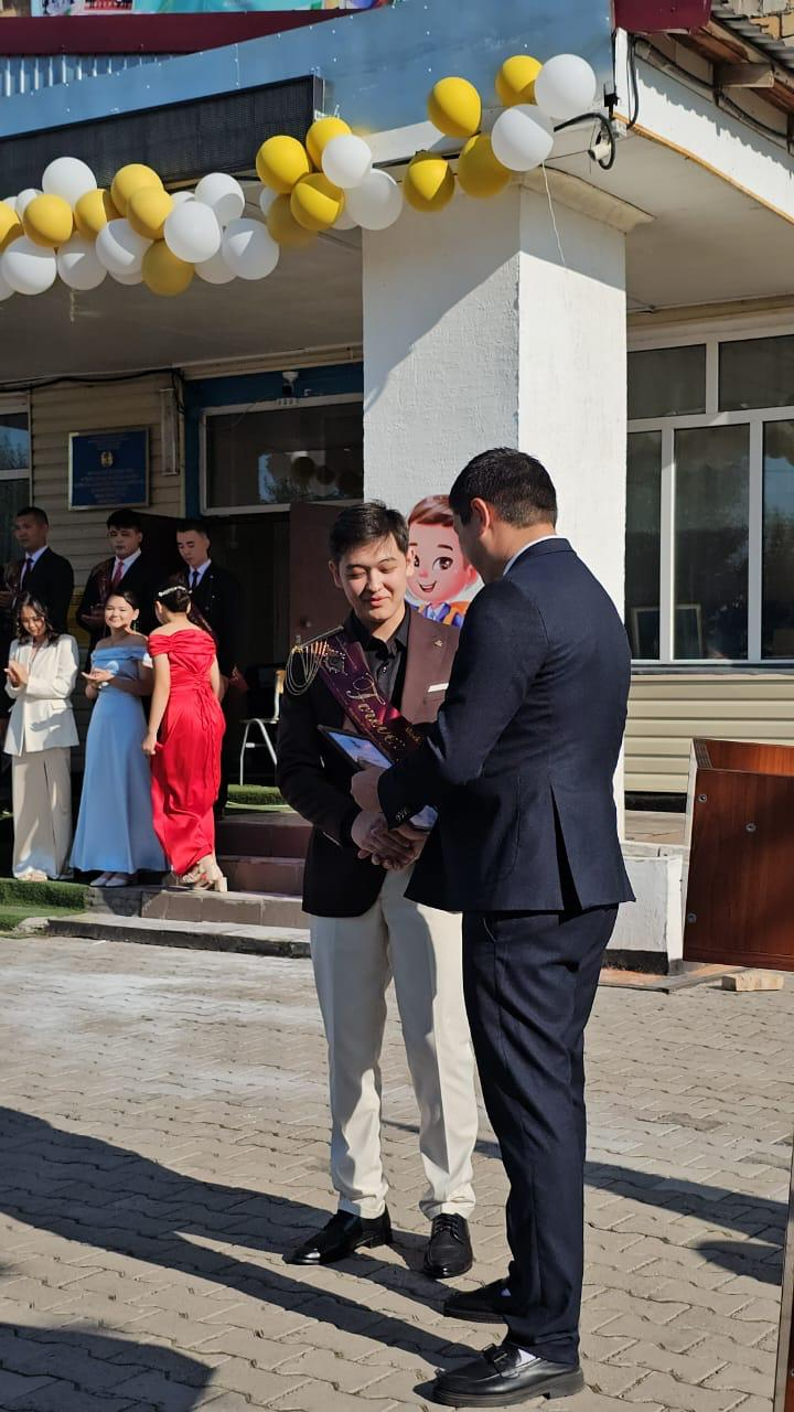 11-сынып түлектеріне аттестат табыстау рәсімі 