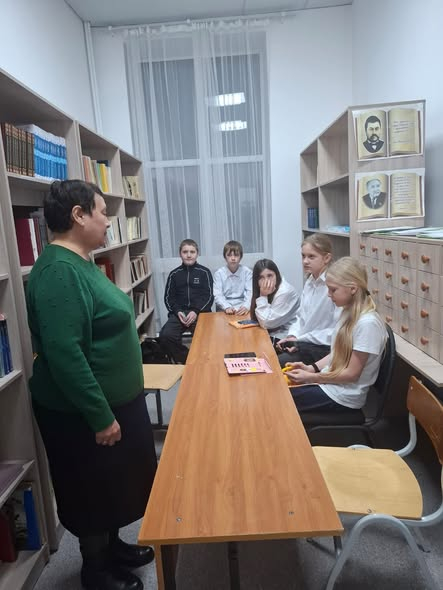 ОШ им.М.Дулатұлы в рамках исторической грамотности библиотекарь школы Ахметова Г.Х. организовала тематическую книжную выставку в 6 русским классе на тему 