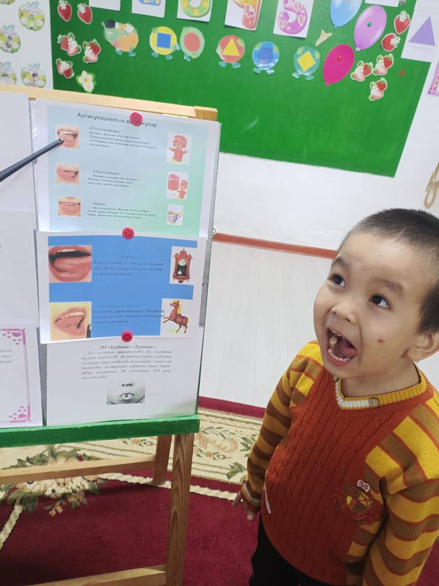 М. Дулатұлы атандағы ЖББМ жанындағы «Айгөлек» шағын орталығында «Кітаппен бақытты балалық» атты оқу сауаттылық апталығы бойынша екінші күні «Тіл-ақын» артикуляциялық гимнастика жаттығуын тәрбиеші А. Е. Темирбекова өткізссе, тәрбиешілер «Поэзия бұрышы» тақ