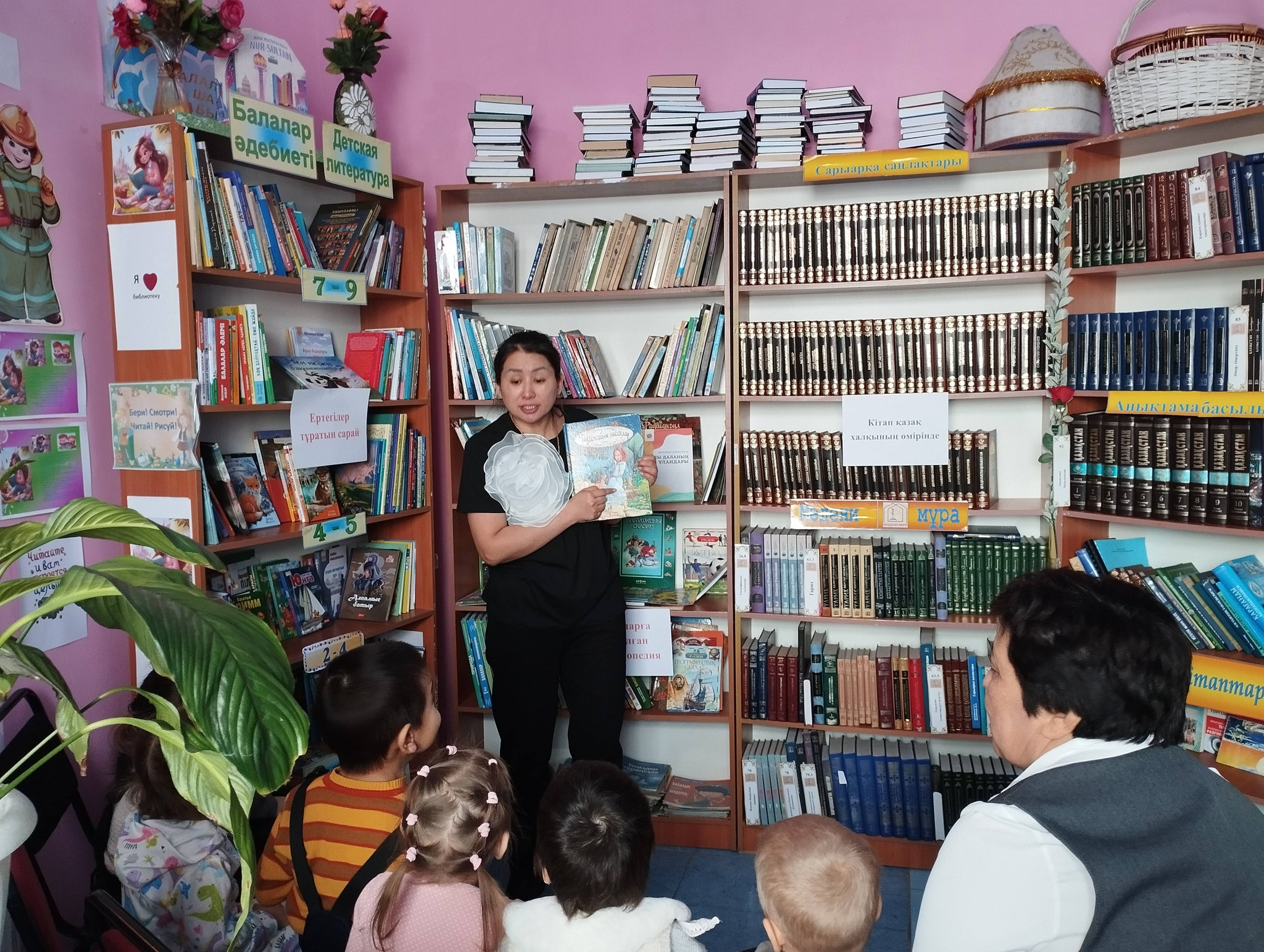 М. Дулатұлы атандағы ЖББМ «Айгөлек» шағын орталығында үшіні күні «Балаларға арналған энциклопедия», «Ертегілер тұратын сарай»  тақырыптары аланап тәрбиешілер балаларды ауыл кітапханасына апарып,  кітапханашы Г. И. Бекеева апайдың арнайы дайындаған  қызықт