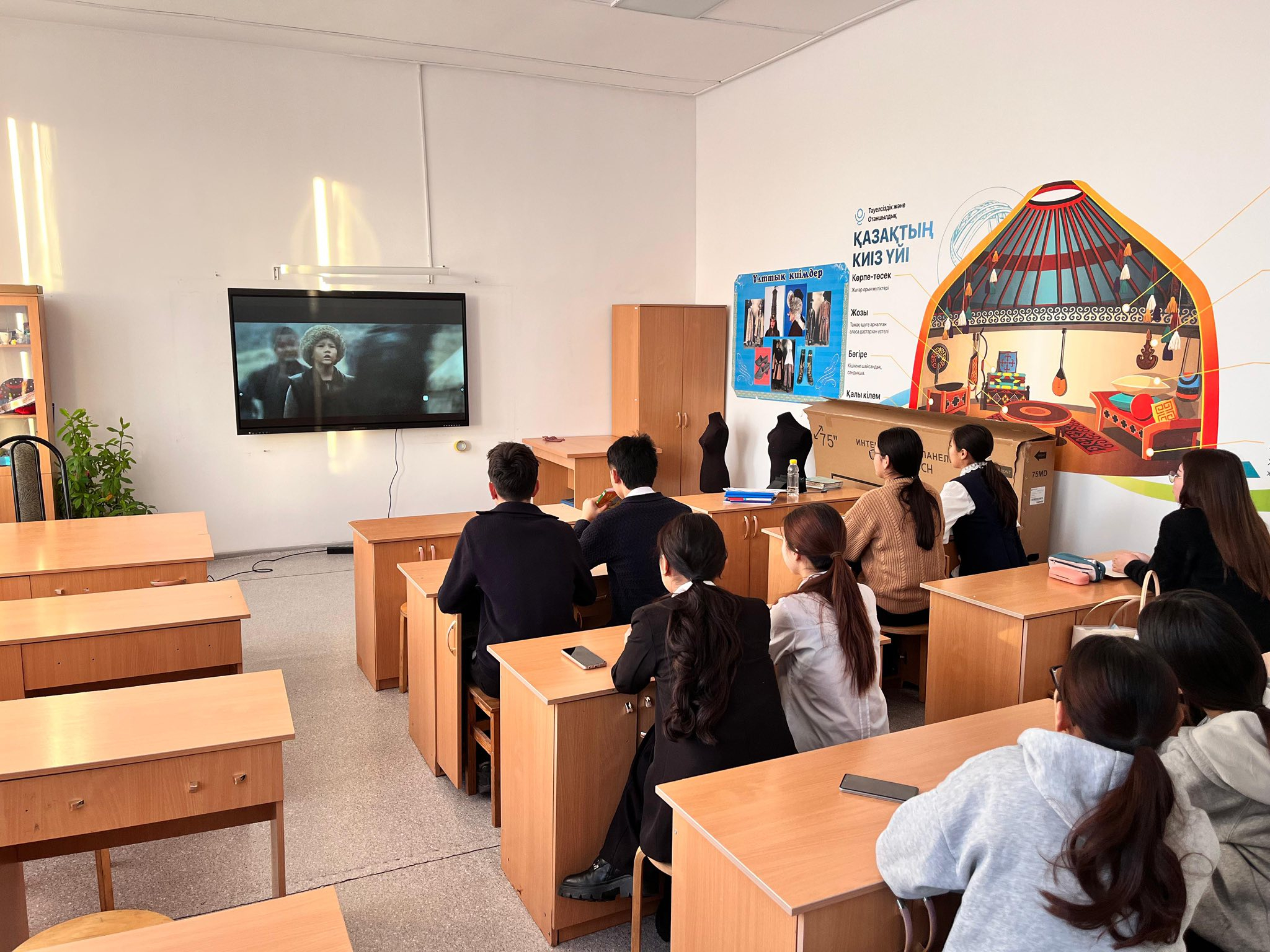 ТАРИХ ТОЛҚЫНЫНДА апталығы аясында 9–11 сынып оқушыларына тарихи фильм көрсетілді. Бұл іс-шараның басты мақсаты – жас ұрпақтың тарихи санасын қалыптастыру, өткенге деген құрметті арттыру, оқушылардың ұлттық мұра мен құндылықтарға деген қызығушылығын ояту. 