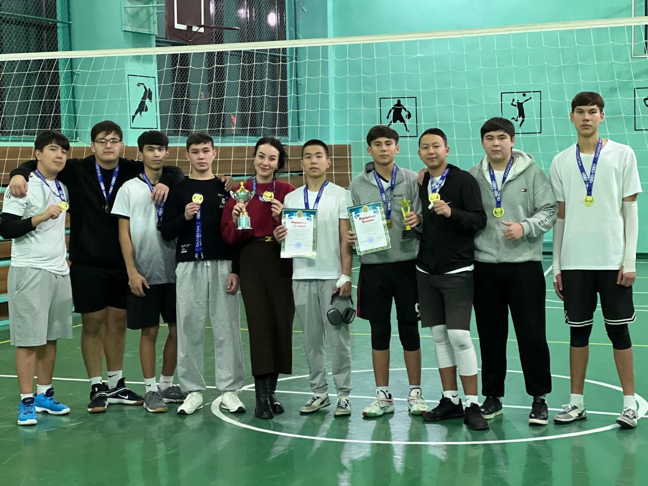 Тәуелсіздік күні мерекесіне орай 9-11 сынып оқушылары арасында волейболдан қалалық жарыс ұйымдастырылды