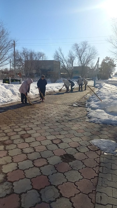Байтуған ЖББ мектебінде сенбілік өтті. Сенбілік барысында мектеп ауласы қардан тазартылып, айнала ретке келтірілді