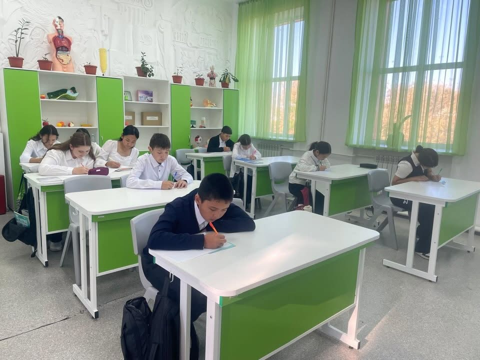 «Тіл мәртебесі – ел мәртебесі» Міржақып Дулатұлы атындағы ЖББ мектебінде Тілдер күніне орай 8-сынып оқушылары арасында «Тіл мәртебесі – ел мәртебесі» тақырыбында эссе жазу жұмысы ұйымдастырылды. Мақсаты: оқушылардың ойлау және шығармашылық қабілеттерін да